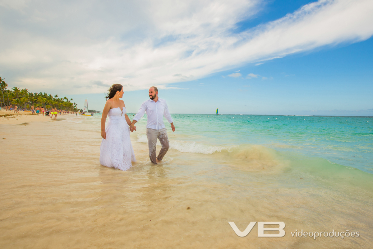 Beira da praia do Caribe noivos caminhando em clima romântico