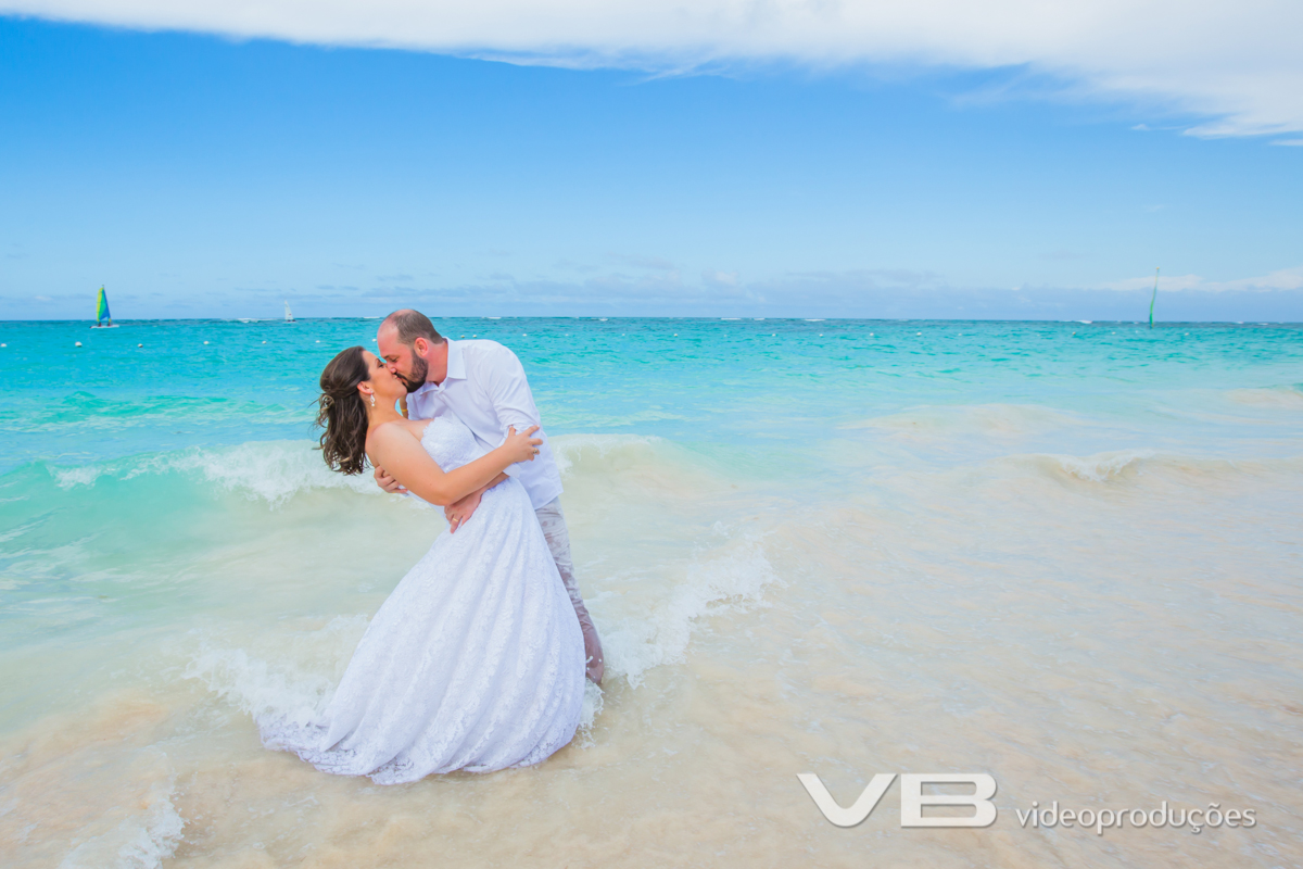 Pós casamento com noivos se beijando