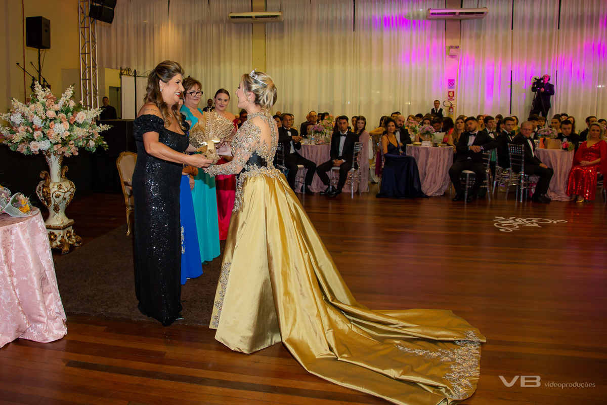 Soberana da SOAL sendo recepcionada pela presidente Mara Garib Guzzo