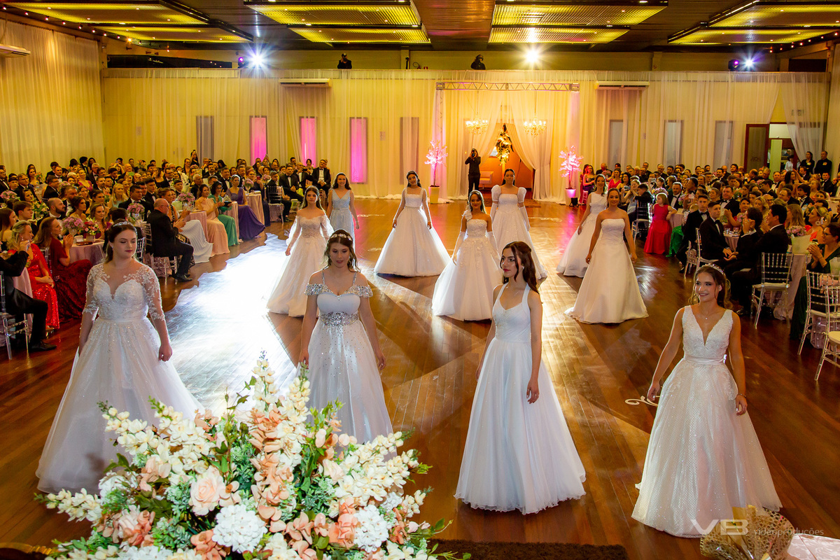 Apresentação coletiva das Debutantes da Sociedade Alfredochavense 