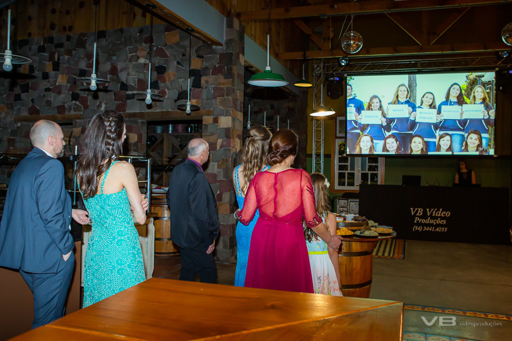Festa de formatura em Medicina, de Manuela Christianetti, no Paradouro Mascaron em Vila Flores, evento realizado pela VB Vídeo Proruções, assistindo o video clip de homenagem