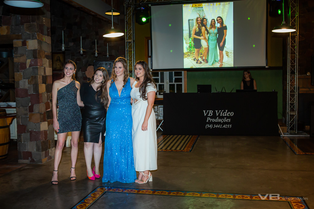 Festa de formatura em Medicina, de Manuela Christianetti, no Paradouro Mascaron em Vila Flores, evento realizado pela VB Vídeo Produções, Homenagem das amigas para a formanda