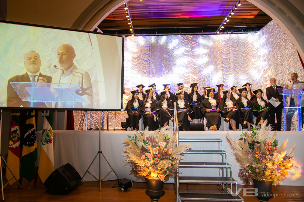 Forrmatura Unopar 2024, na Casa da Cultura de Veranópolis, estrutura completa de vídeo, foto, som, telão, transmissão ao vivo, decoração, iluminação de VB Vídeo Produções.