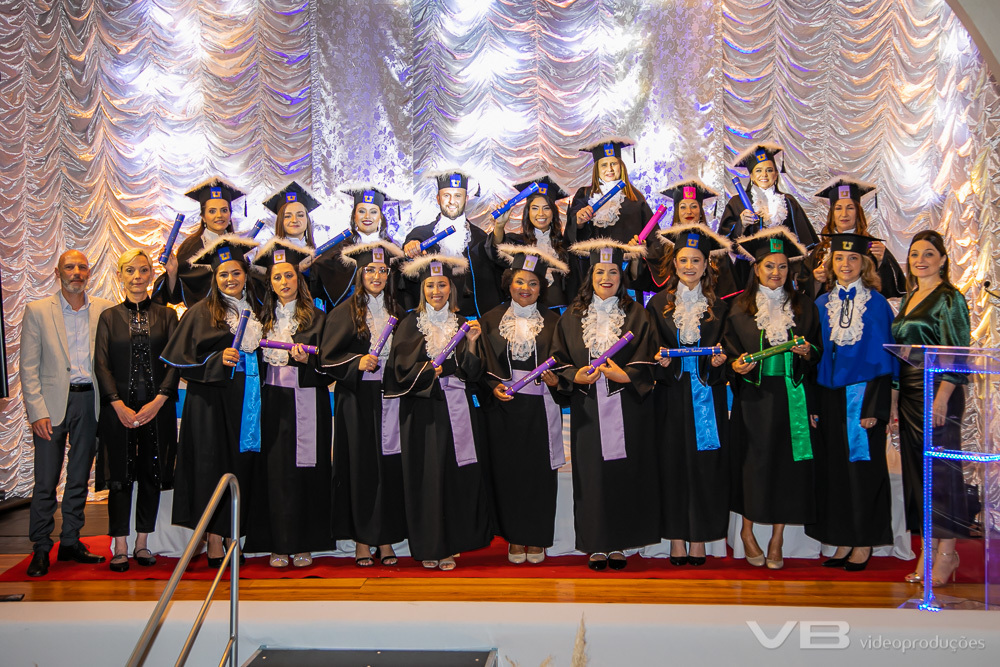 Forrmatura Unopar 2024, na Casa da Cultura de Veranópolis, estrutura completa de vídeo, foto, som, telão, transmissão ao vivo, decoração, iluminação de VB Vídeo Produções.