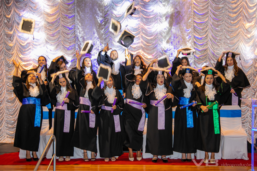 Forrmatura Unopar 2024, na Casa da Cultura de Veranópolis, estrutura completa de vídeo, foto, som, telão, transmissão ao vivo, decoração, iluminação de VB Vídeo Produções.