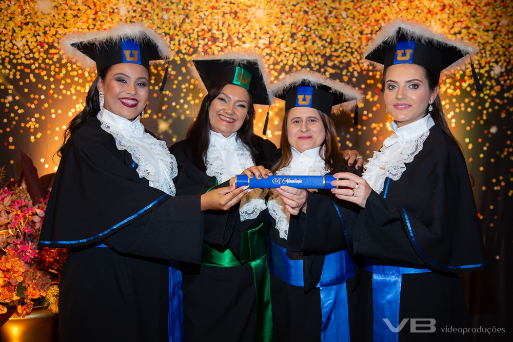 Forrmatura Unopar 2024, na Casa da Cultura de Veranópolis, estrutura completa de vídeo, foto, som, telão, transmissão ao vivo, decoração, iluminação de VB Vídeo Produções.