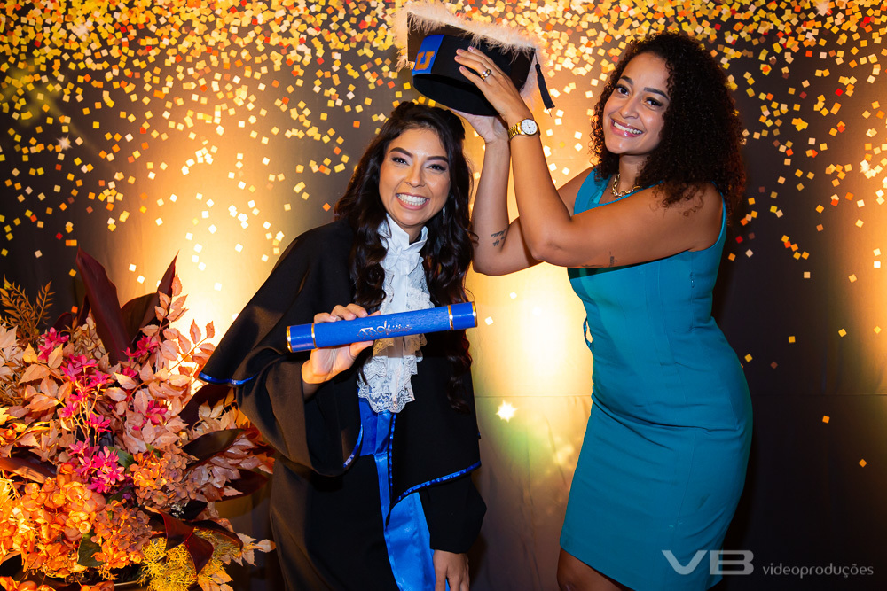 Forrmatura Unopar 2024, na Casa da Cultura de Veranópolis, estrutura completa de vídeo, foto, som, telão, transmissão ao vivo, decoração, iluminação de VB Vídeo Produções.