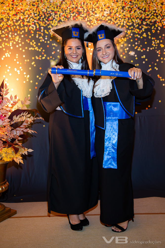 Forrmatura Unopar 2024, na Casa da Cultura de Veranópolis, estrutura completa de vídeo, foto, som, telão, transmissão ao vivo, decoração, iluminação de VB Vídeo Produções.