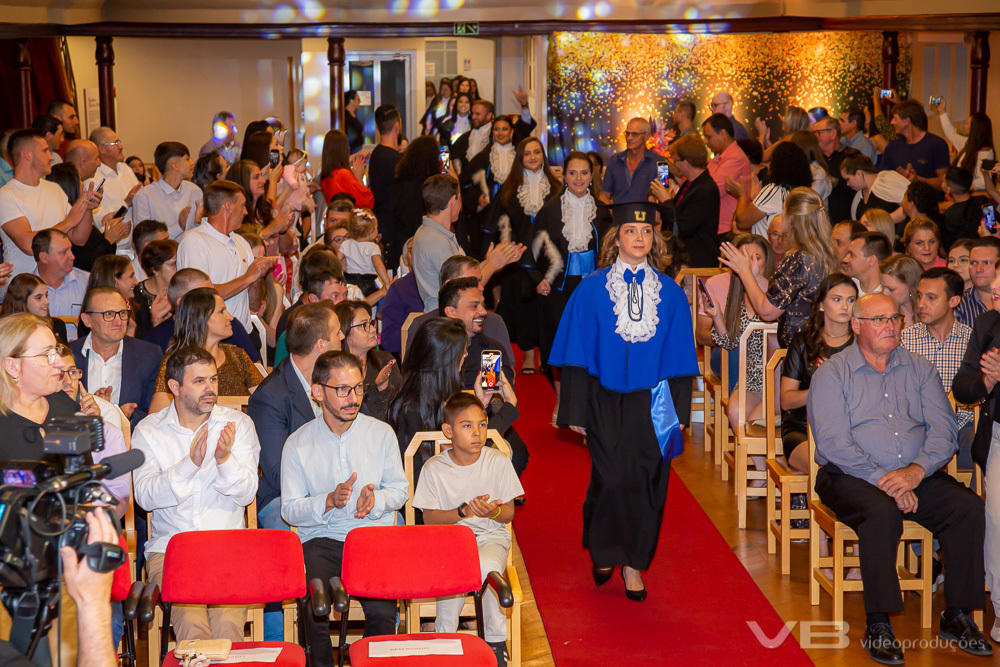 Forrmatura Unopar 2024, na Casa da Cultura de Veranópolis, estrutura completa de vídeo, foto, som, telão, transmissão ao vivo, decoração, iluminação de VB Vídeo Produções.