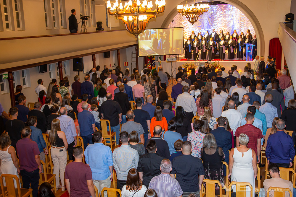 Forrmatura Unopar 2024, na Casa da Cultura de Veranópolis, estrutura completa de vídeo, foto, som, telão, transmissão ao vivo, decoração, iluminação de VB Vídeo Produções.