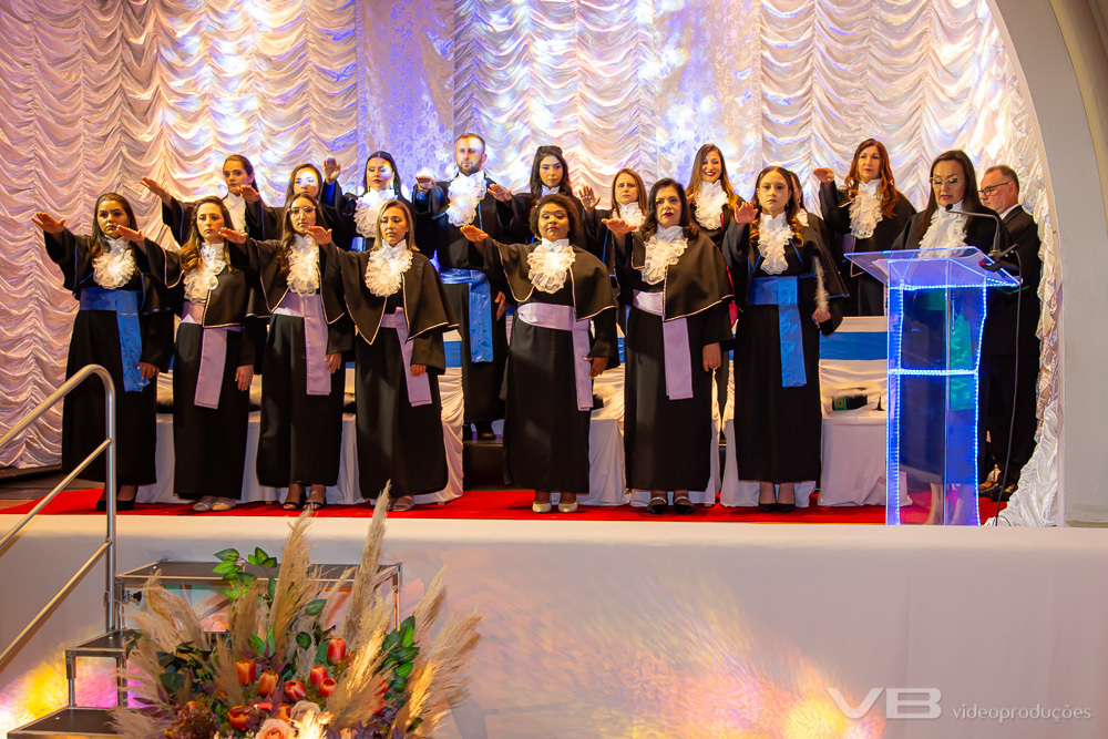 Forrmatura Unopar 2024, na Casa da Cultura de Veranópolis, estrutura completa de vídeo, foto, som, telão, transmissão ao vivo, decoração, iluminação de VB Vídeo Produções.