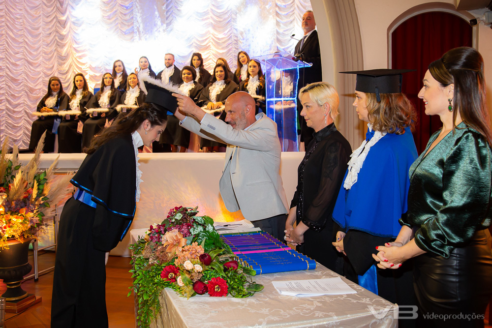 Forrmatura Unopar 2024, na Casa da Cultura de Veranópolis, estrutura completa de vídeo, foto, som, telão, transmissão ao vivo, decoração, iluminação de VB Vídeo Produções.