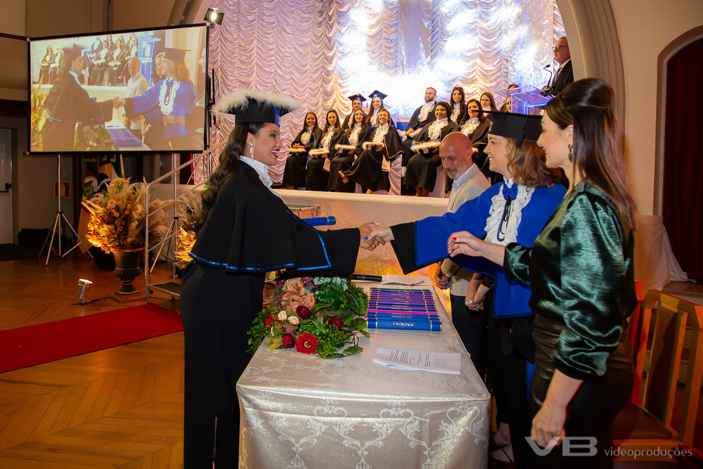 Forrmatura Unopar 2024, na Casa da Cultura de Veranópolis, estrutura completa de vídeo, foto, som, telão, transmissão ao vivo, decoração, iluminação de VB Vídeo Produções.