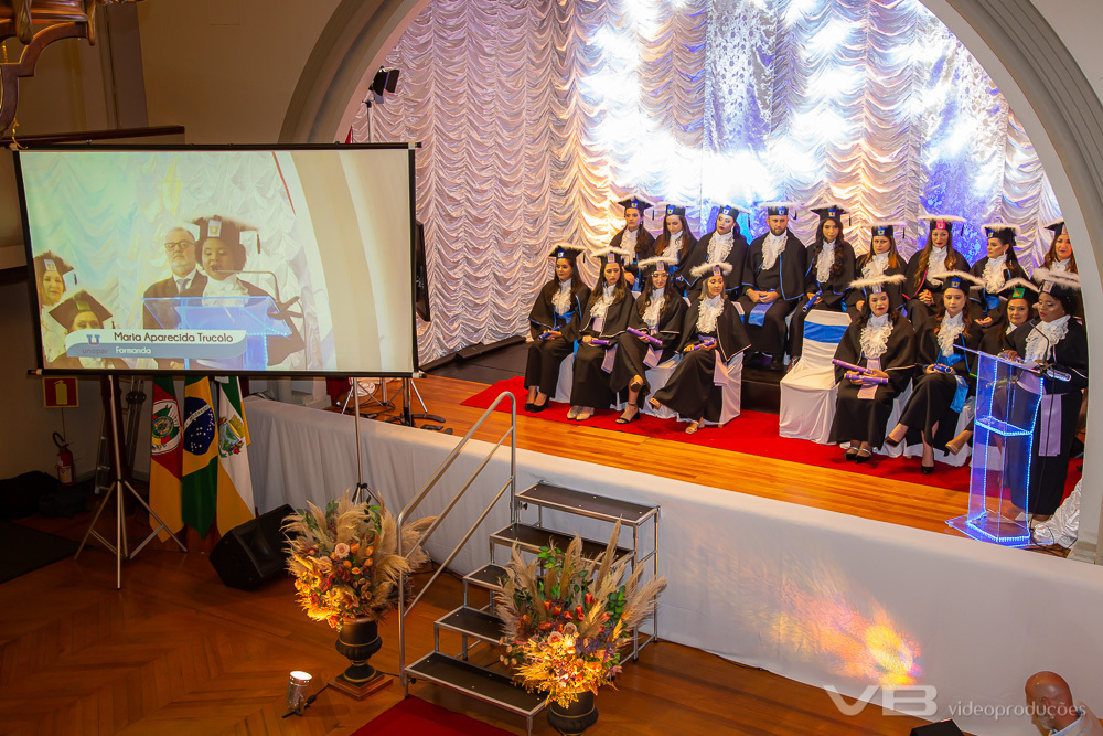 Forrmatura Unopar 2024, na Casa da Cultura de Veranópolis, estrutura completa de vídeo, foto, som, telão, transmissão ao vivo, decoração, iluminação de VB Vídeo Produções.