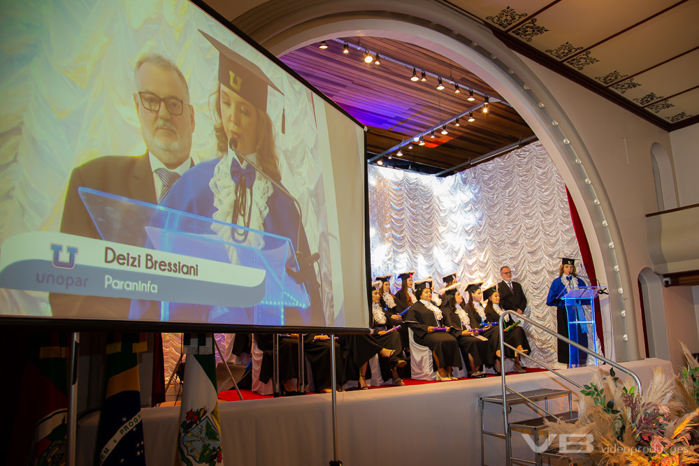 Forrmatura Unopar 2024, na Casa da Cultura de Veranópolis, estrutura completa de vídeo, foto, som, telão, transmissão ao vivo, decoração, iluminação de VB Vídeo Produções.
