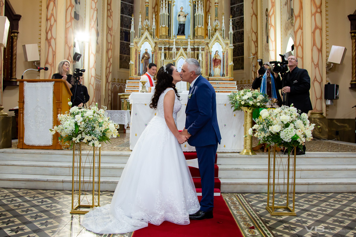 samento Juliano e Simone, Igreja Matriz São Luiz Gonzaga de Veranópolis,  cobertura de VB Vídeo Produções, beijo dos noivos