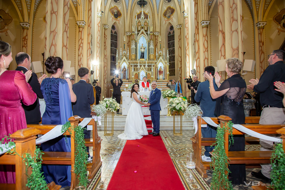 samento Juliano e Simone, Igreja Matriz São Luiz Gonzaga de Veranópolis,  cobertura de VB Vídeo Produções, noivos no altar
