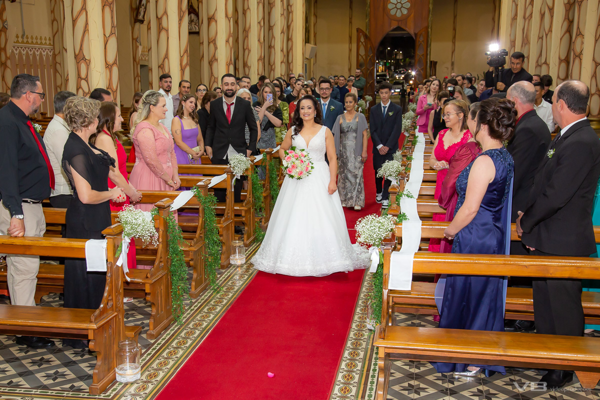 samento Juliano e Simone, Igreja Matriz São Luiz Gonzaga de Veranópolis,  cobertura de VB Vídeo Produções, entrada da noiva