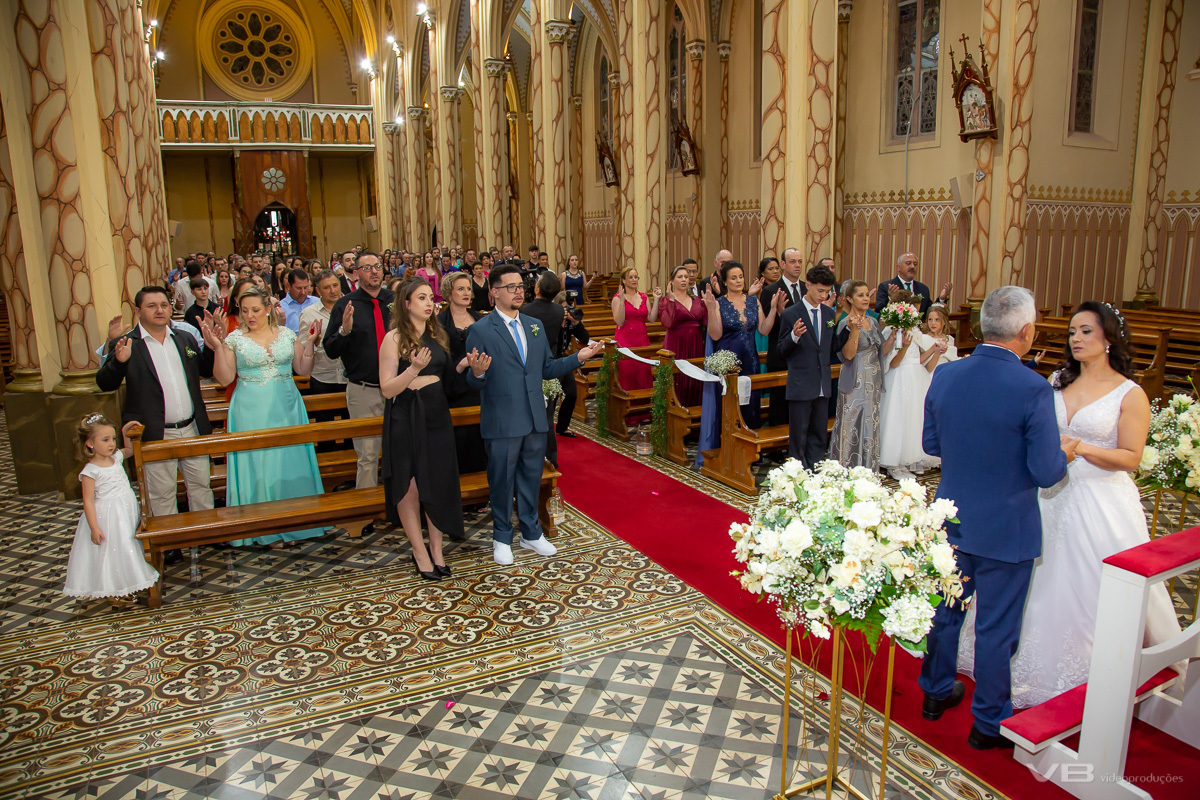 samento Juliano e Simone, Igreja Matriz São Luiz Gonzaga de Veranópolis,  cobertura de VB Vídeo Produções, bênção dos noivos