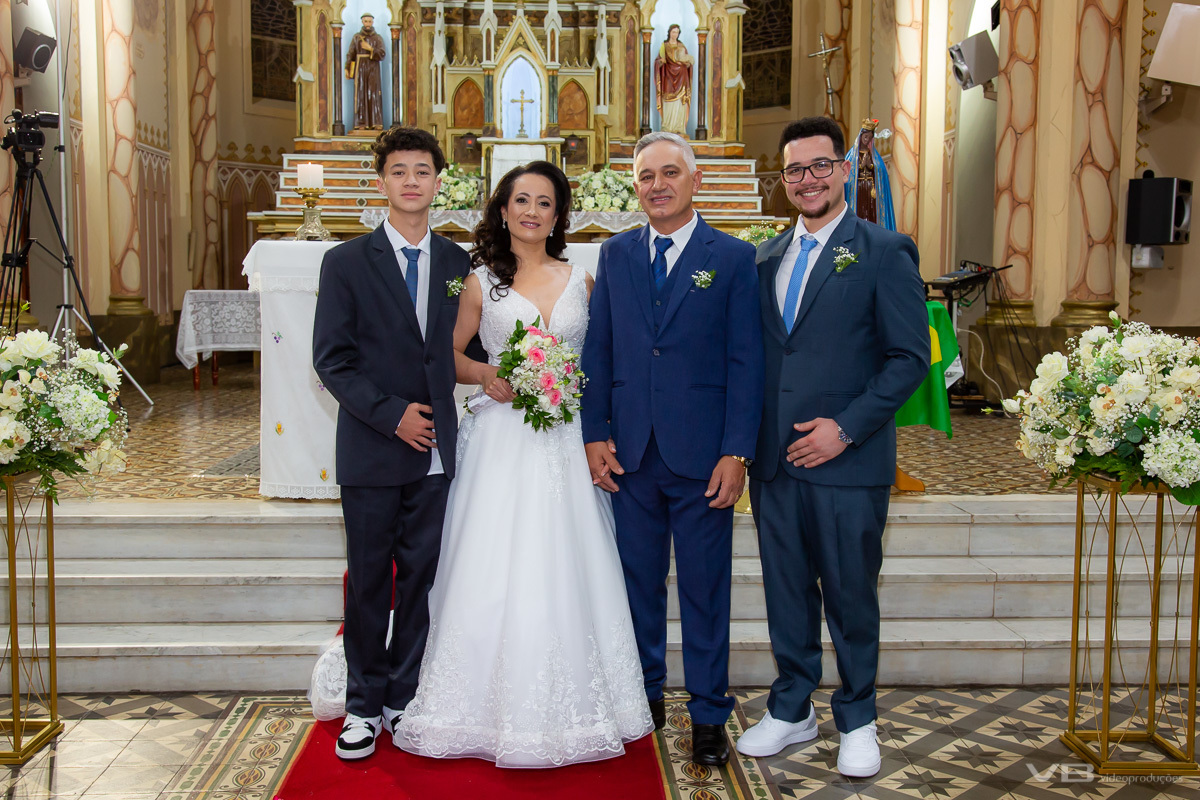 samento Juliano e Simone, Igreja Matriz São Luiz Gonzaga de Veranópolis,  cobertura de VB Vídeo Produções, noivos com família