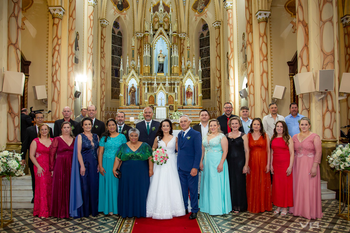 samento Juliano e Simone, Igreja Matriz São Luiz Gonzaga de Veranópolis,  cobertura de VB Vídeo Produções, noivos com padrinhos