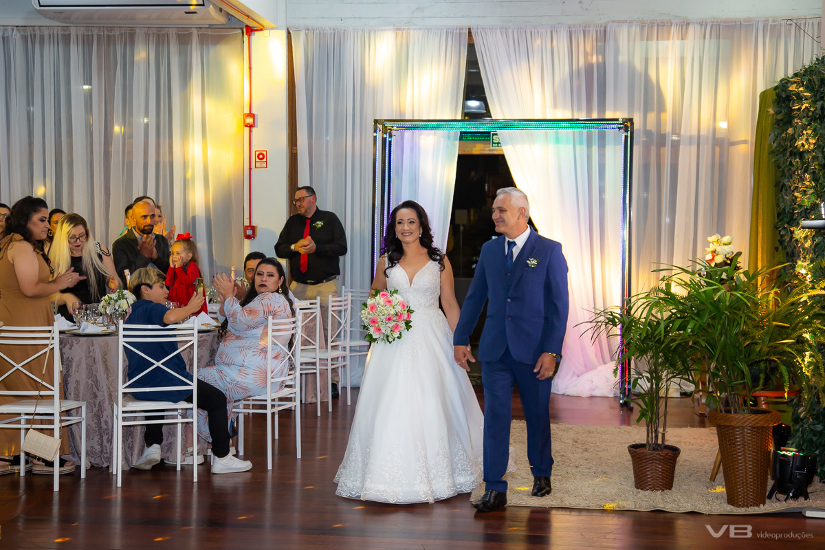 samento Juliano e Simone, SOAL - Espaço de Eventos Dom Vital,  cobertura de VB Vídeo Produções, noivos entrando na festa, túnel de LED
