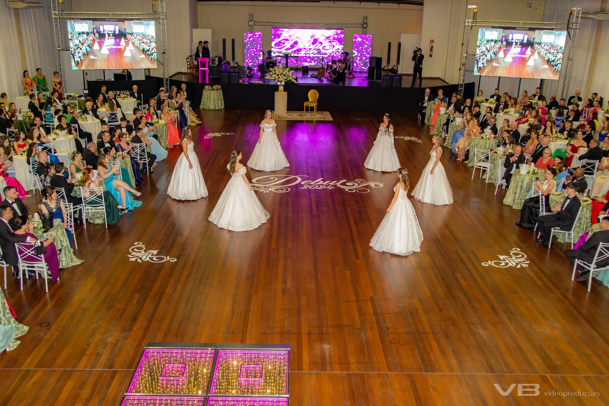 Debut 2024 Sociedade Alfredochavense, Veranópolis.
VB Vídeo Produções, desfile coletivo das debutantes