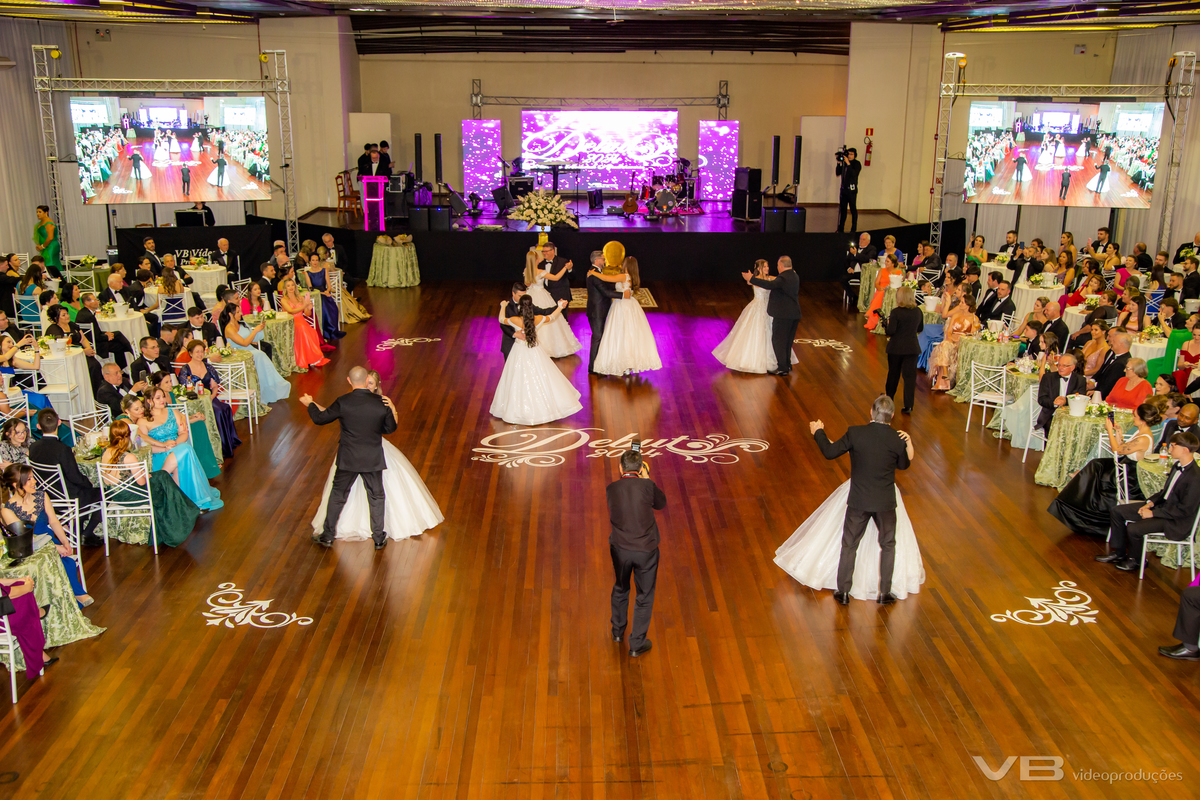 Debut 2024 Sociedade Alfredochavense, Veranópolis.
VB Vídeo Produções, debutantes na valsa com os pais