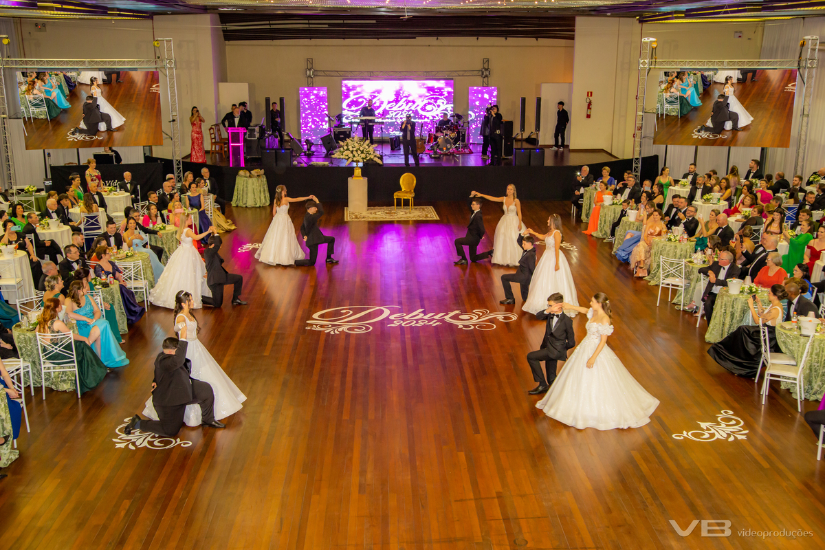 Debut 2024 Sociedade Alfredochavense, Veranópolis.
VB Vídeo Produções, debutantes dançam com os pares