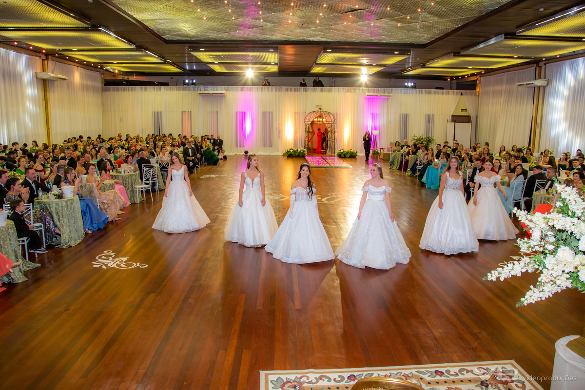 Debut 2024 Sociedade Alfredochavense, Veranópolis.
VB Vídeo Produções, desfile coletivo das debutantes