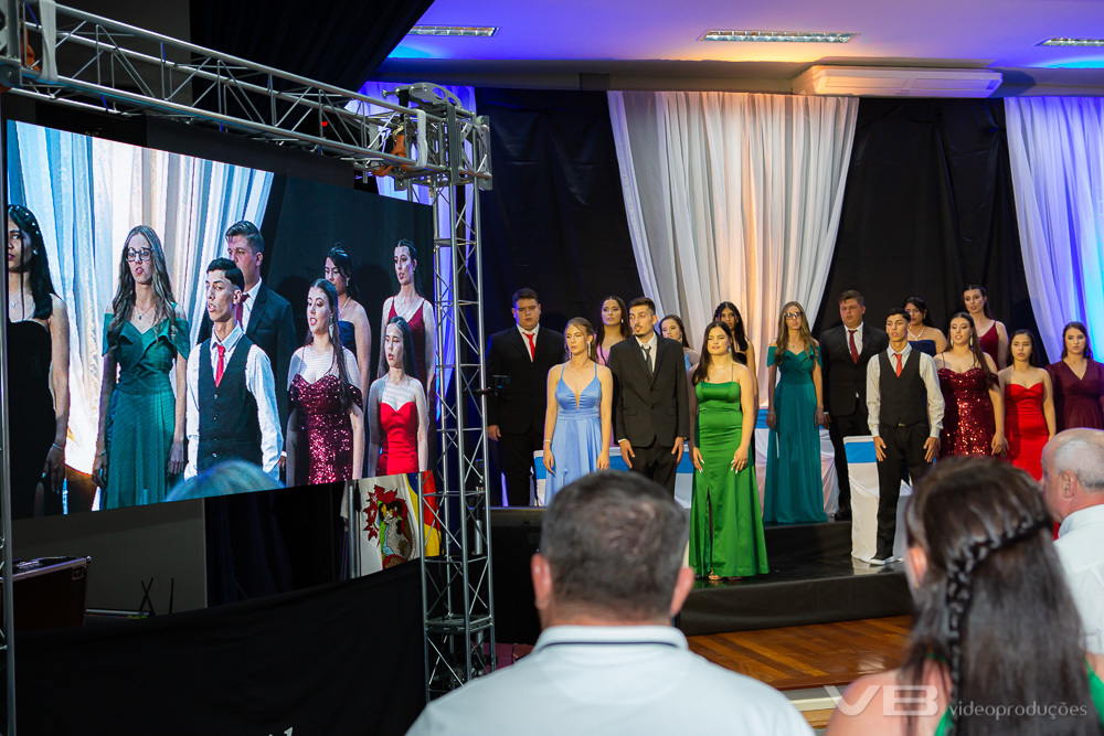 Formatura Dosolina Boff, 2024, no Auditório Municipal de Vila Flores, estrutura completa de VB Vídeo Produções.