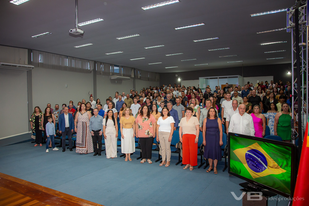 Formatura Dosolina Boff, 2024, no Auditório Municipal de Vila Flores, estrutura completa de VB Vídeo Produções.