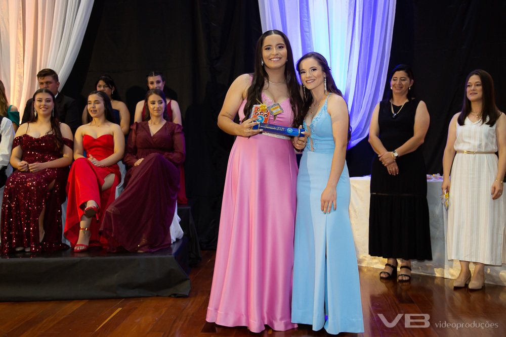 Formatura Dosolina Boff, 2024, no Auditório Municipal de Vila Flores, estrutura completa de VB Vídeo Produções.