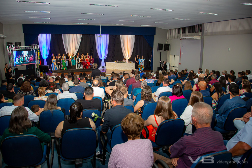 Formatura Dosolina Boff, 2024, no Auditório Municipal de Vila Flores, estrutura completa de VB Vídeo Produções.