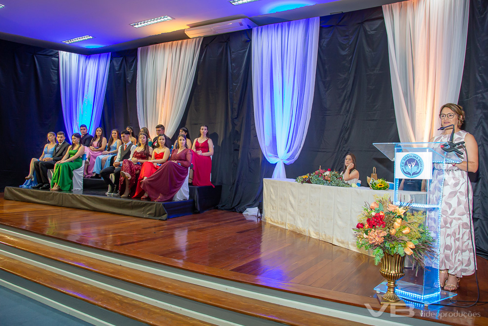 Formatura Dosolina Boff, 2024, no Auditório Municipal de Vila Flores, estrutura completa de VB Vídeo Produções.