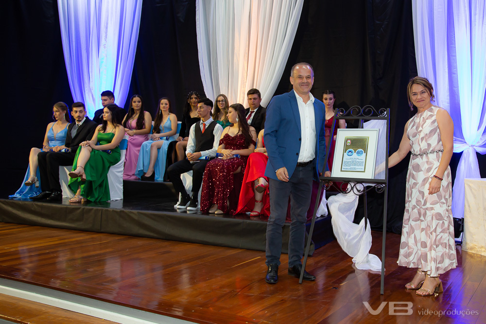 Formatura Dosolina Boff, 2024, no Auditório Municipal de Vila Flores, estrutura completa de VB Vídeo Produções.