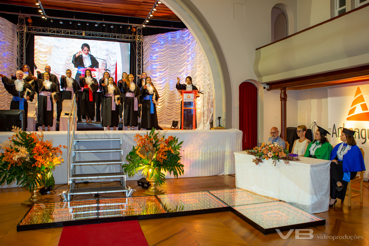 Formatura Anhanguera na Casa da Cultura Frei Rovilio Costa em Veranópolis, com estrutura completa de VB Video Produções
