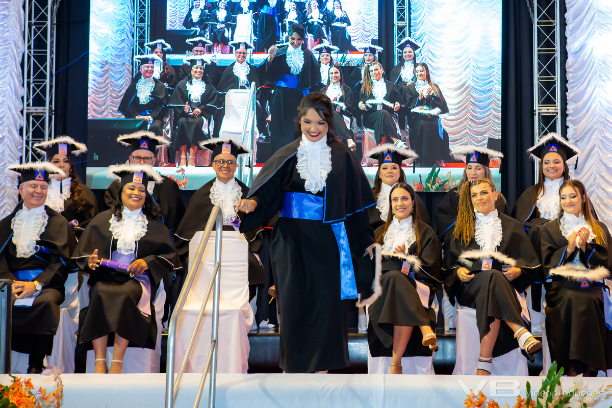 Formatura Anhanguera na Casa da Cultura Frei Rovilio Costa em Veranópolis, com estrutura completa de VB Video Produções