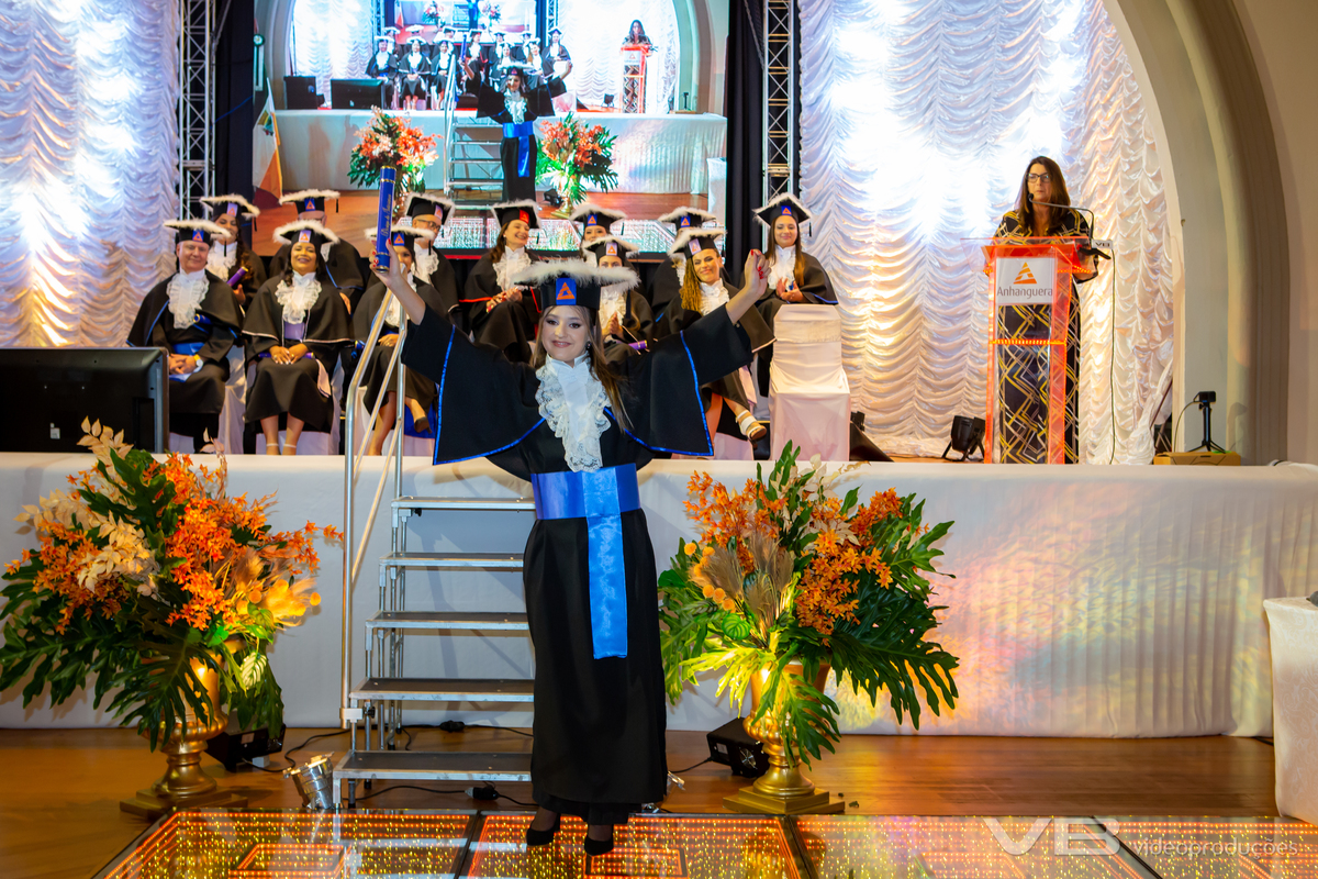 Formatura Anhanguera na Casa da Cultura Frei Rovilio Costa em Veranópolis, com estrutura completa de VB Video Produções