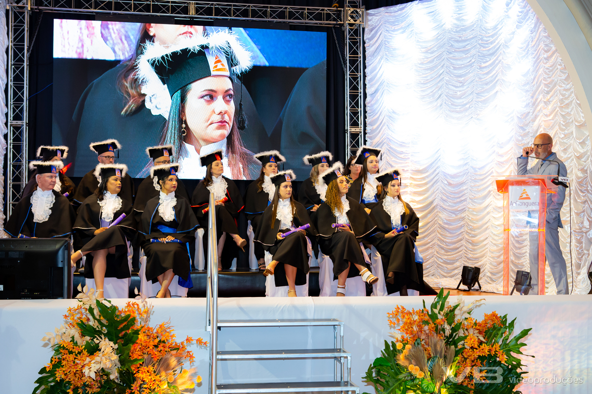 Formatura Anhanguera na Casa da Cultura Frei Rovilio Costa em Veranópolis, com estrutura completa de VB Video Produções