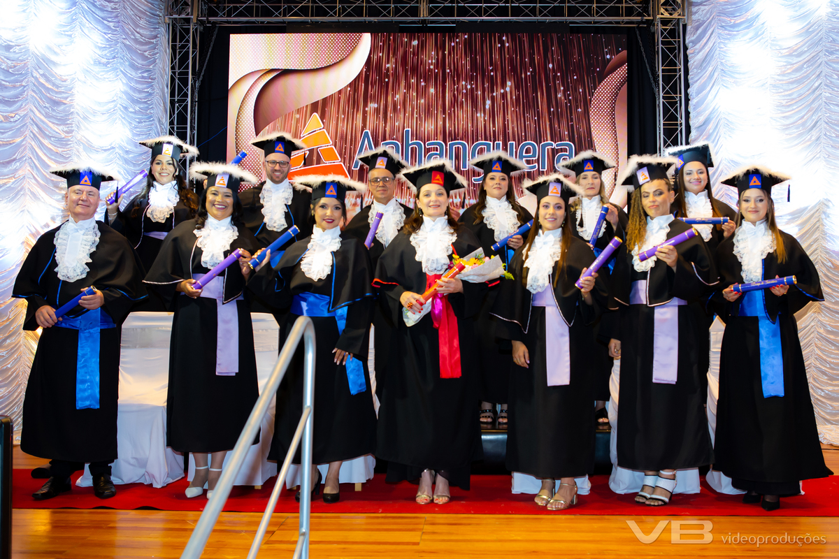 Formatura Anhanguera na Casa da Cultura Frei Rovilio Costa em Veranópolis, com estrutura completa de VB Video Produções