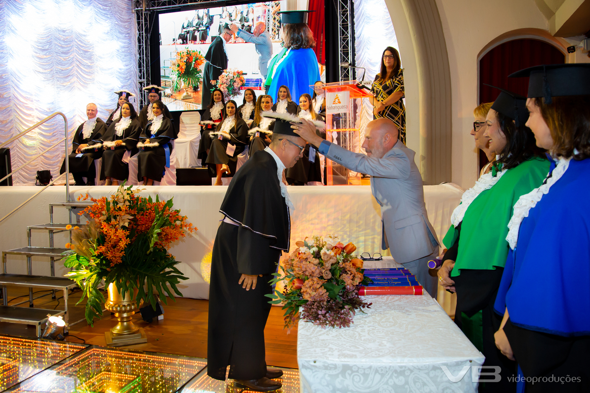 Formatura Anhanguera na Casa da Cultura Frei Rovilio Costa em Veranópolis, com estrutura completa de VB Video Produções