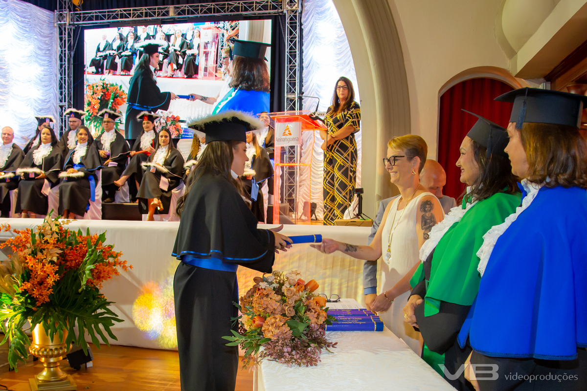 Formatura Anhanguera na Casa da Cultura Frei Rovilio Costa em Veranópolis, com estrutura completa de VB Video Produções