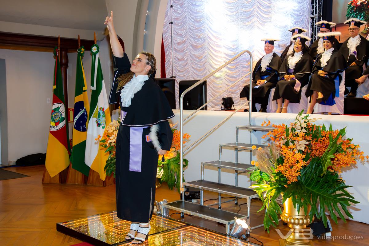 Formatura Anhanguera na Casa da Cultura Frei Rovilio Costa em Veranópolis, com estrutura completa de VB Video Produções