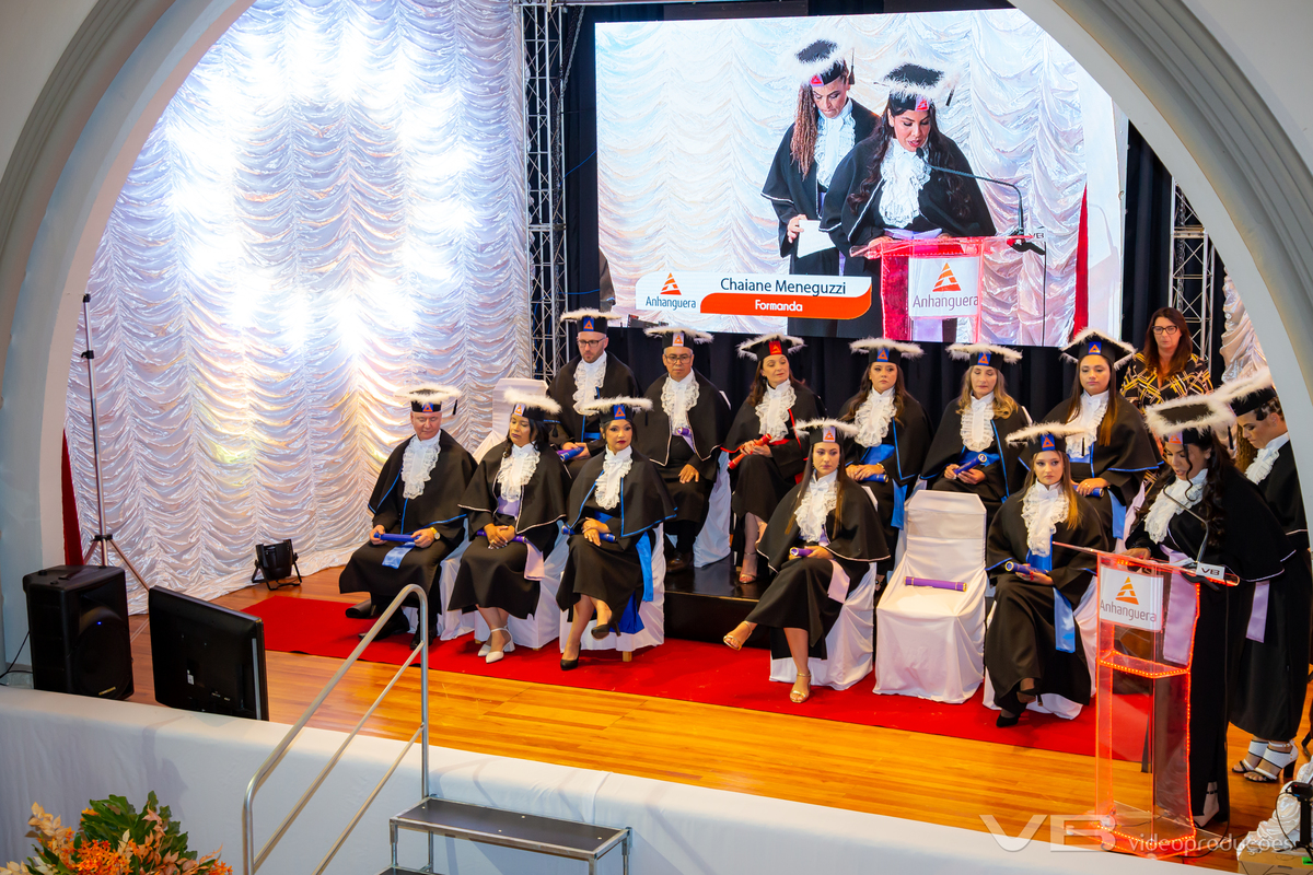 Formatura Anhanguera na Casa da Cultura Frei Rovilio Costa em Veranópolis, com estrutura completa de VB Video Produções