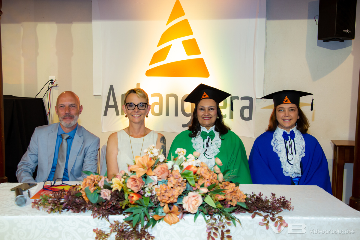 Formatura Anhanguera na Casa da Cultura Frei Rovilio Costa em Veranópolis, com estrutura completa de VB Video Produções