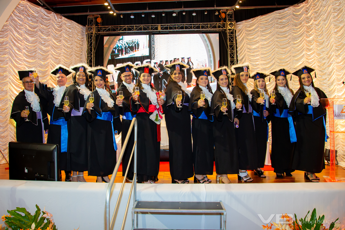 Formatura Anhanguera na Casa da Cultura Frei Rovilio Costa em Veranópolis, com estrutura completa de VB Video Produções