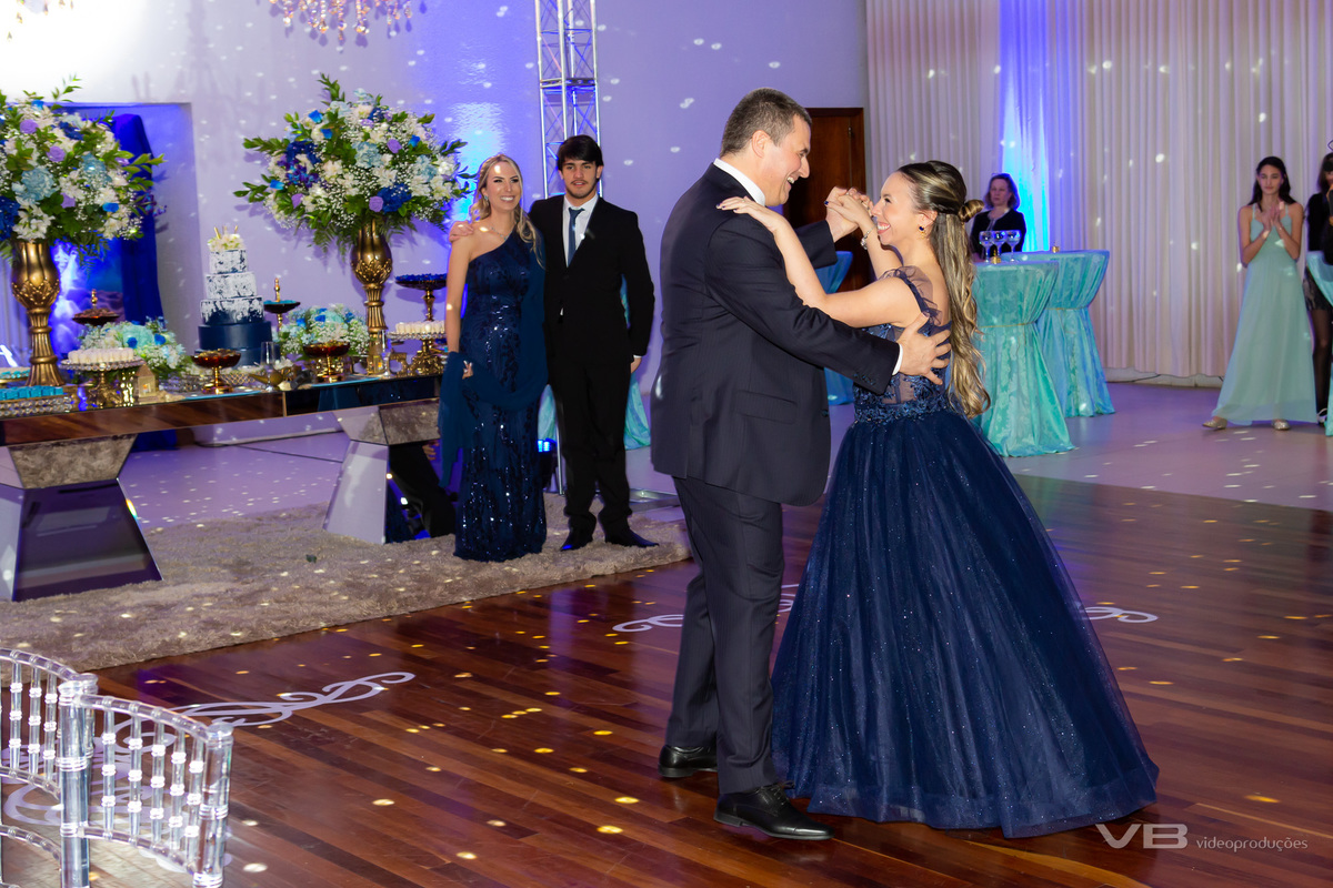 Aniversário de 15 anos Vittoria Giugno no Clube Caça e Pesca de Veranópolis. Estrutura de Vídeo, foto, sonorização, painel de LED, iluminação cênica e de pista da VB Vídeo Produções, DJ Camile Bissani.