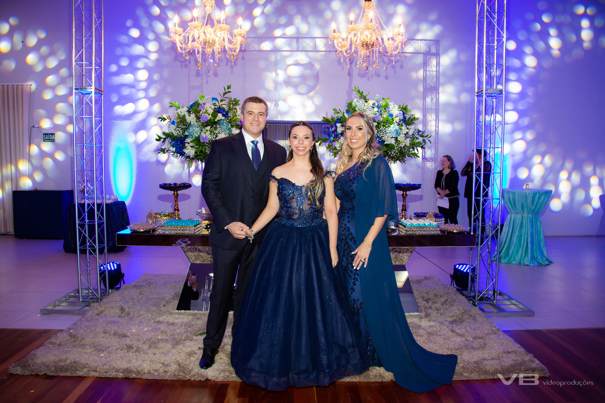 Aniversário de 15 anos Vittoria Giugno no Clube Caça e Pesca de Veranópolis. Estrutura de Vídeo, foto, sonorização, painel de LED, iluminação cênica e de pista da VB Vídeo Produções, DJ Camile Bissani.