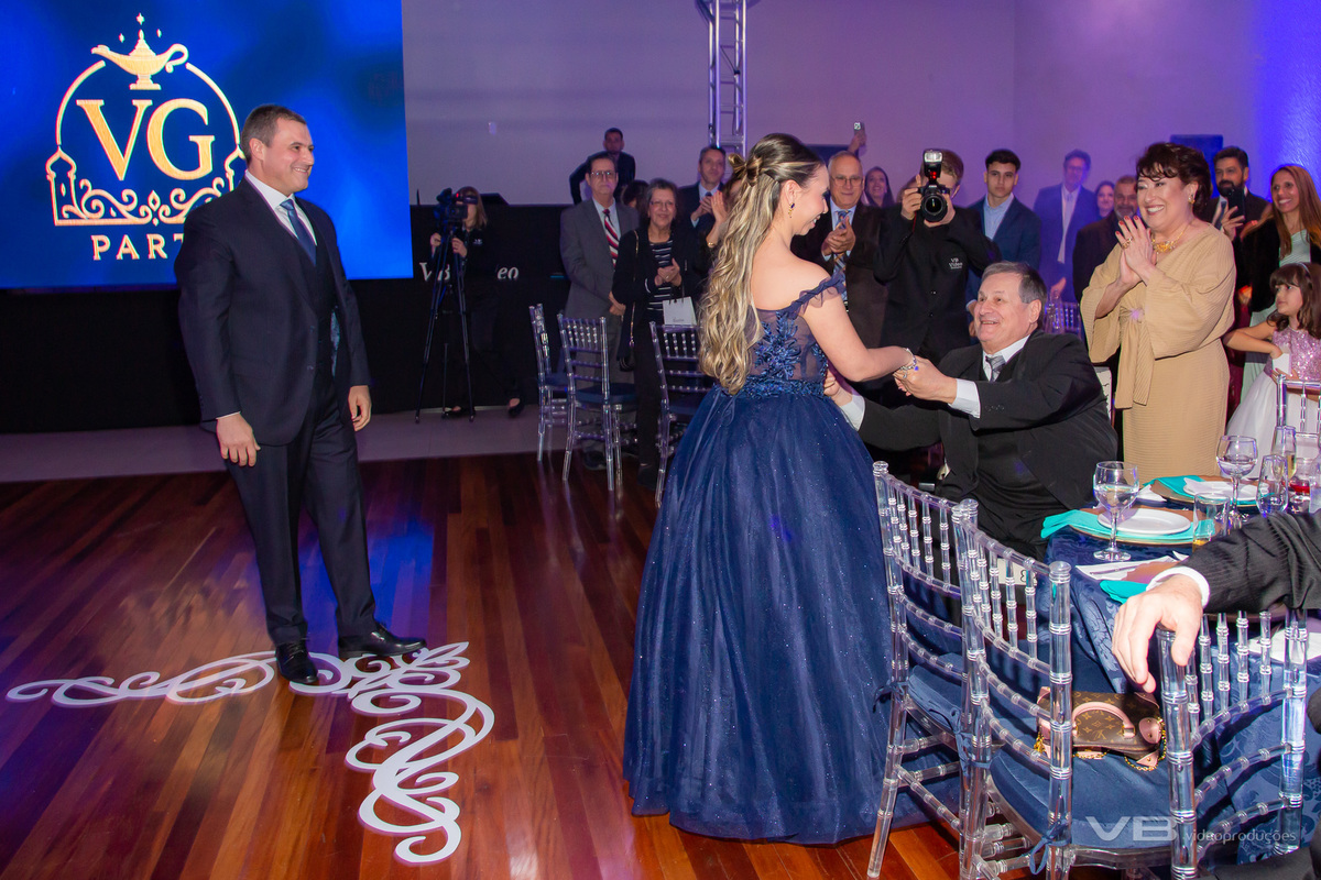 Aniversário de 15 anos Vittoria Giugno no Clube Caça e Pesca de Veranópolis. Estrutura de Vídeo, foto, sonorização, painel de LED, iluminação cênica e de pista da VB Vídeo Produções, DJ Camile Bissani.